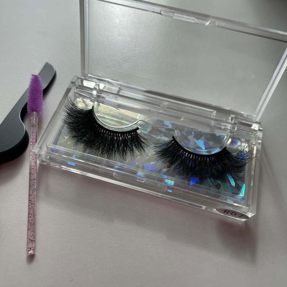 Mink Lashes - Picture 3 of 6